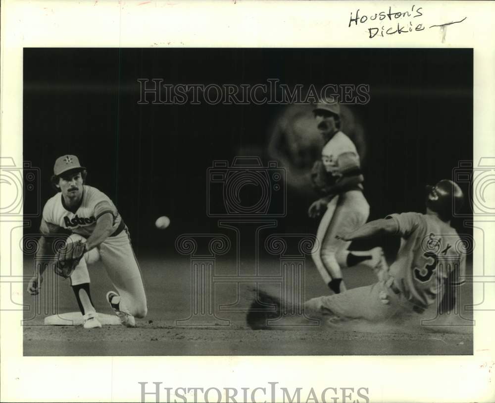 1982 Press Photo Dodger Steve Sax steals 2nd on late throw to Astro Dickie Thon- Historic Images