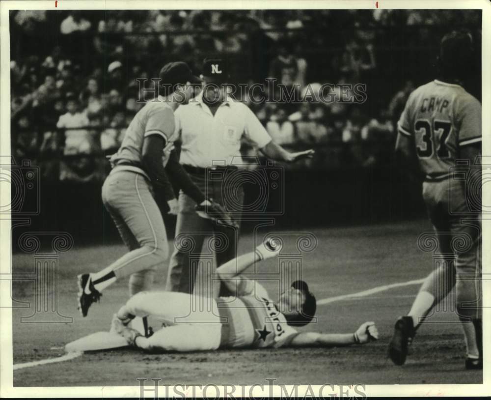 1984 Press Photo Astros Bill Doran safe at 3rd after triple off Braves Rick Camp- Historic Images