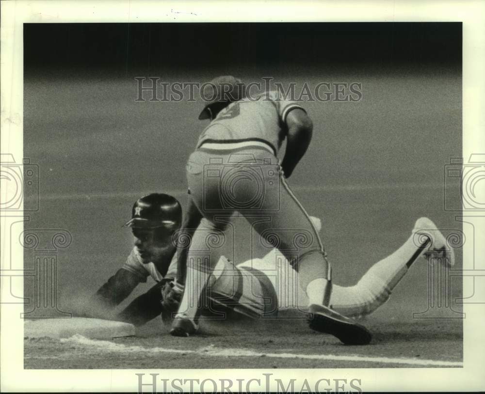 1984 Press Photo Astros' Bert Pena out at 3rd by St. Louis' Terry Pendleton- Historic Images