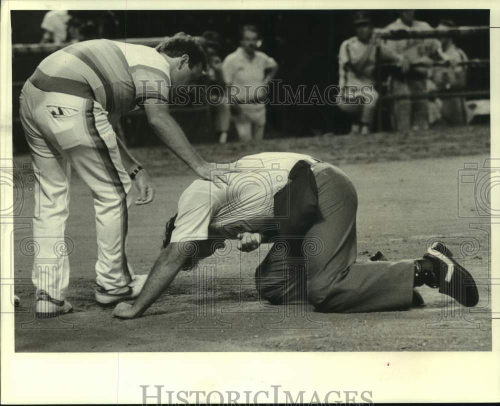 1984 Press Photo Houston Astros trainer Dave Labossiere and umpire Randy Marsh- Historic Images