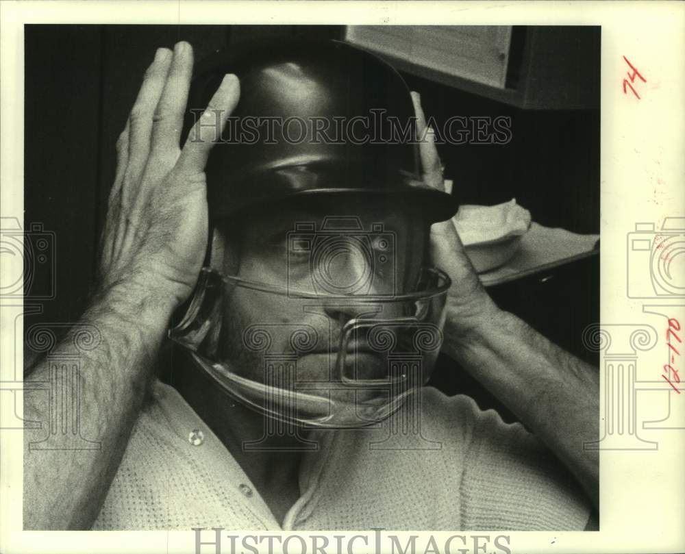 1980 Press Photo Houston Astros infielder Art Howe adjusts his batting helmet- Historic Images