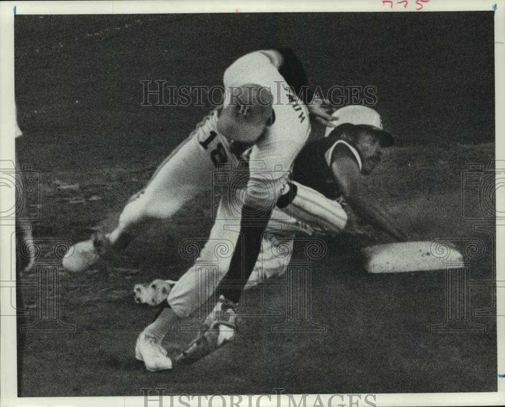 1977 Press Photo Astros Art Howe trips over opposition player in fielding effort- Historic Images