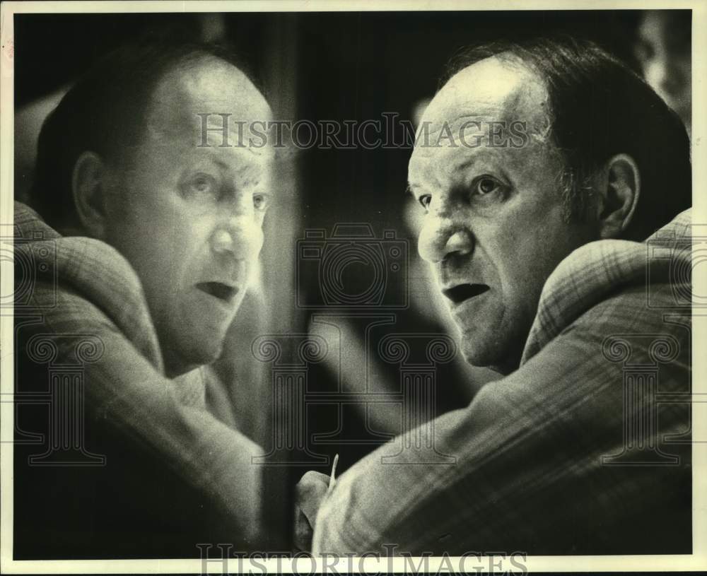 1980 Press Photo Coach Al Rollins, Houston Apollos hockey, watches team play- Historic Images