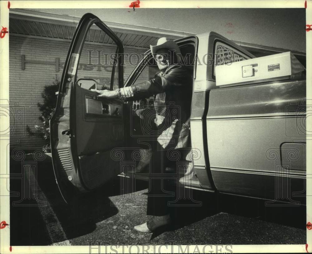 1980 Press Photo Houston Oilers coach A.O. "Bum" Phillips in his truck- Historic Images