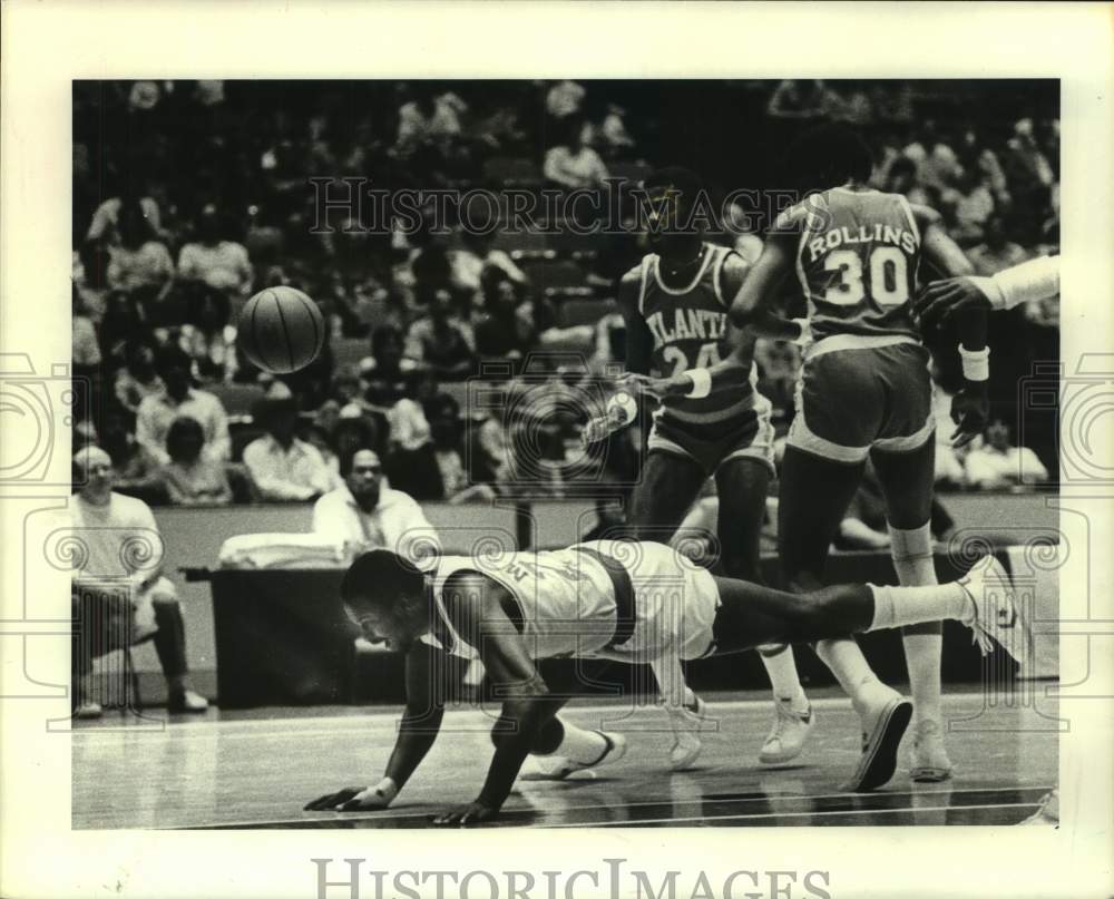 1980 Press Photo Rockets&#39; Moses Malone hits floor near Hawks&#39; Rollins and Hill- Historic Images