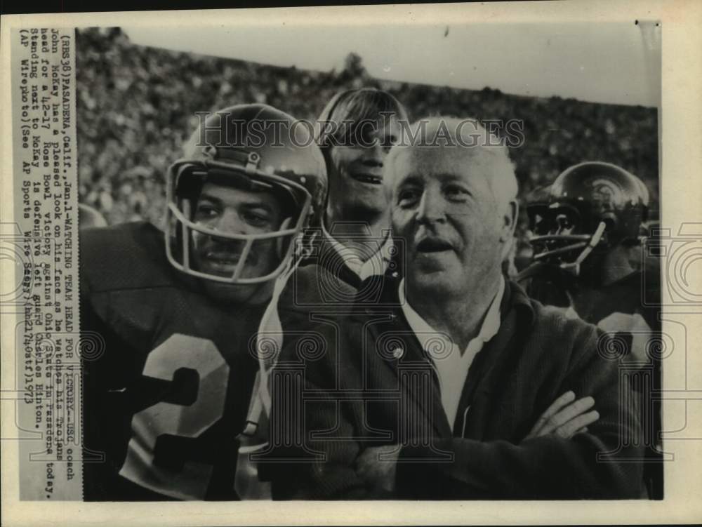 1973 Press Photo Southern Cal football coach John McKay and Charles Hinton- Historic Images