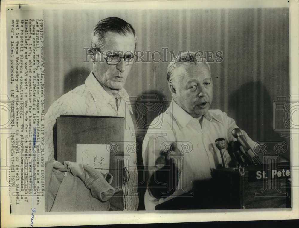 1976 Press Photo AL president Lee McPhail, John Gaherin in St. Petersburg, Fla.- Historic Images