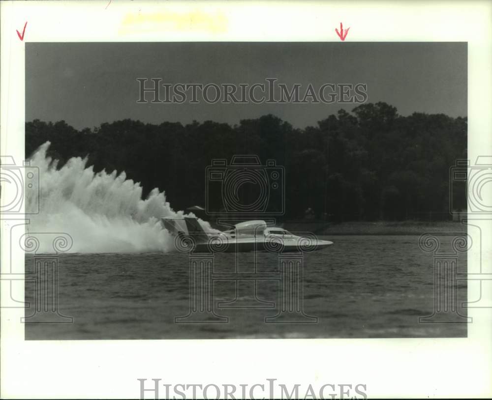 1989 Press Photo Chip Hanauer drives hydroplane Miss Circus Circus at Clear Lake- Historic Images