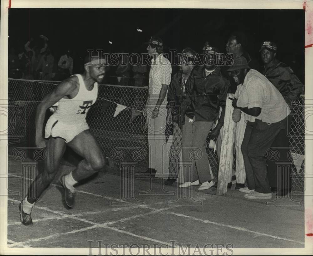 1972 Press Photo TSU&#39;s track star Robert Taylor breaks the tape at the finish- Historic Images