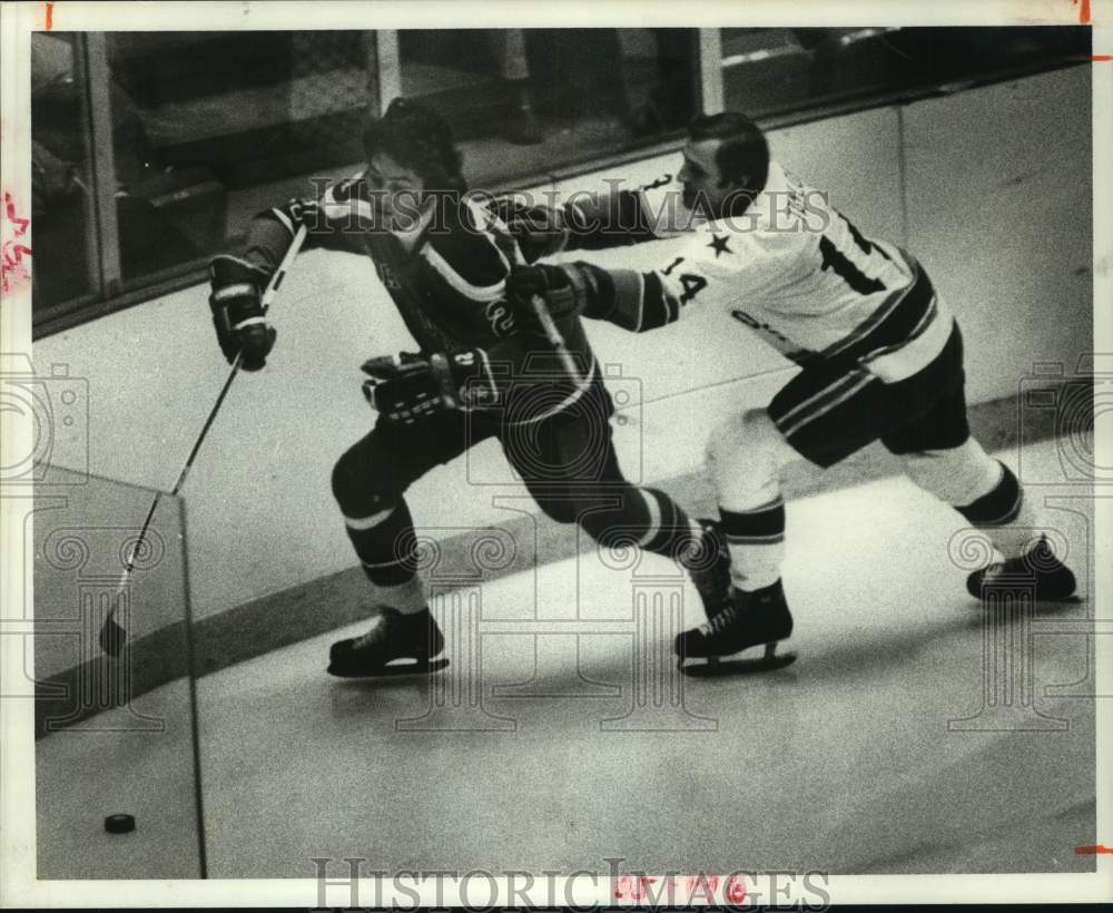 1977 Press Photo Houston Aeros left wing Ted Taylor shoves opponent with stick- Historic Images