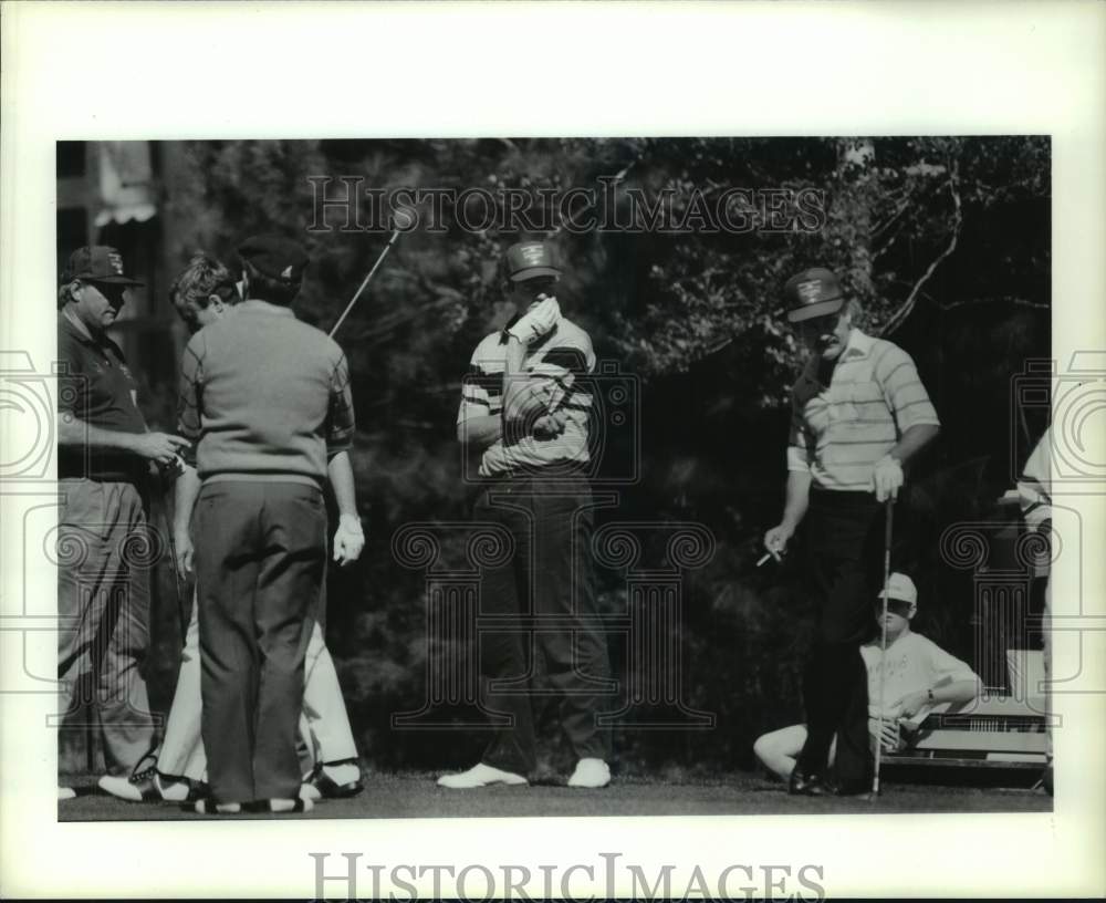 1990 Press Photo Astros pitcher Mike Scott pondering the first golf course tee- Historic Images