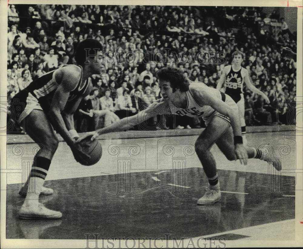 1973 Press Photo Rice University basketball player has long reach to steal ball- Historic Images