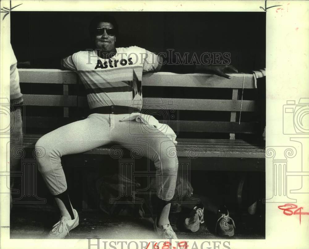 1981 Press Photo Houston Astros baseball pitcher JR Richard sits in dugout- Historic Images