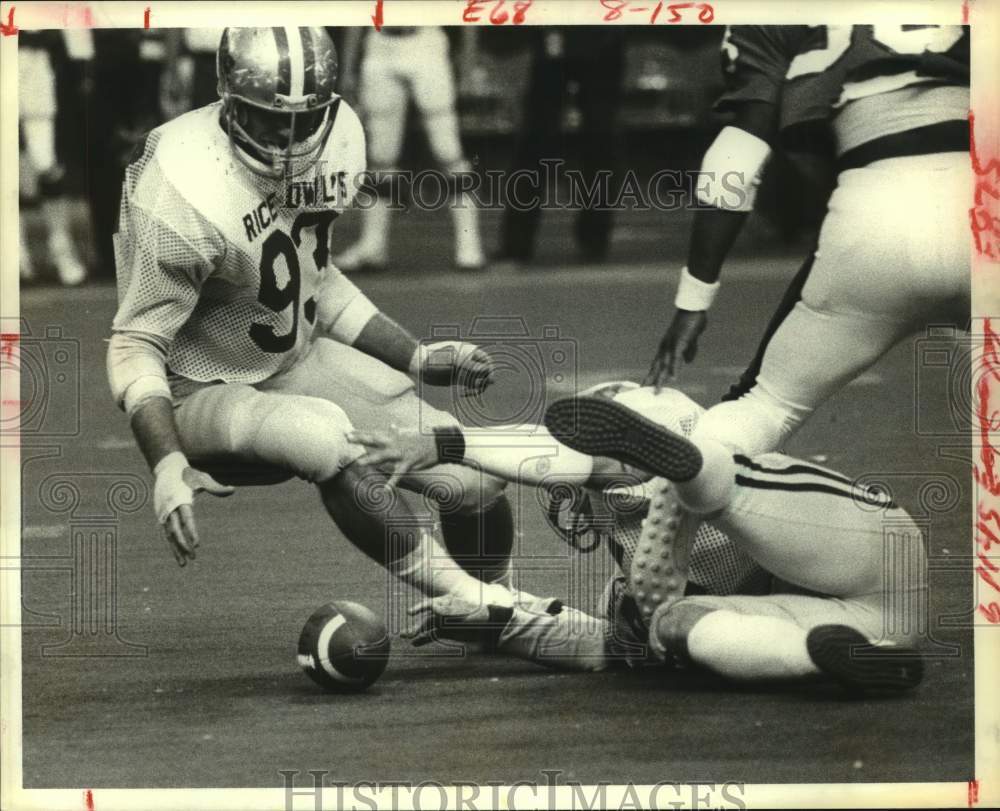 1980 Press Photo Rice University football player #93 recovers Houston fumble- Historic Images