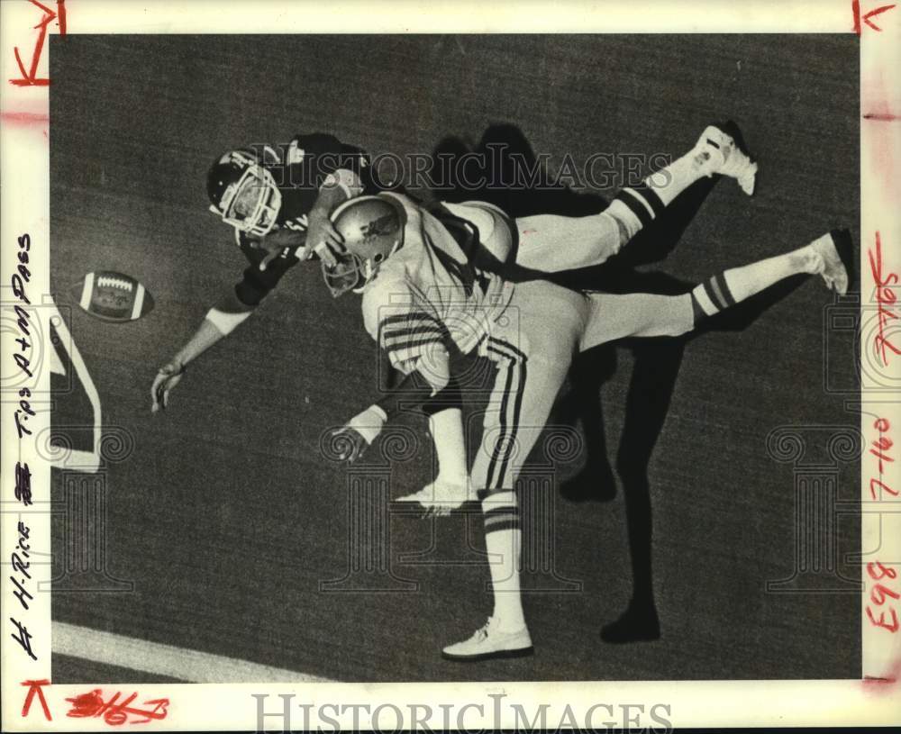 1980 Press Photo Rice U football player Rickey Thomas tips Texas A&amp;M pass away- Historic Images