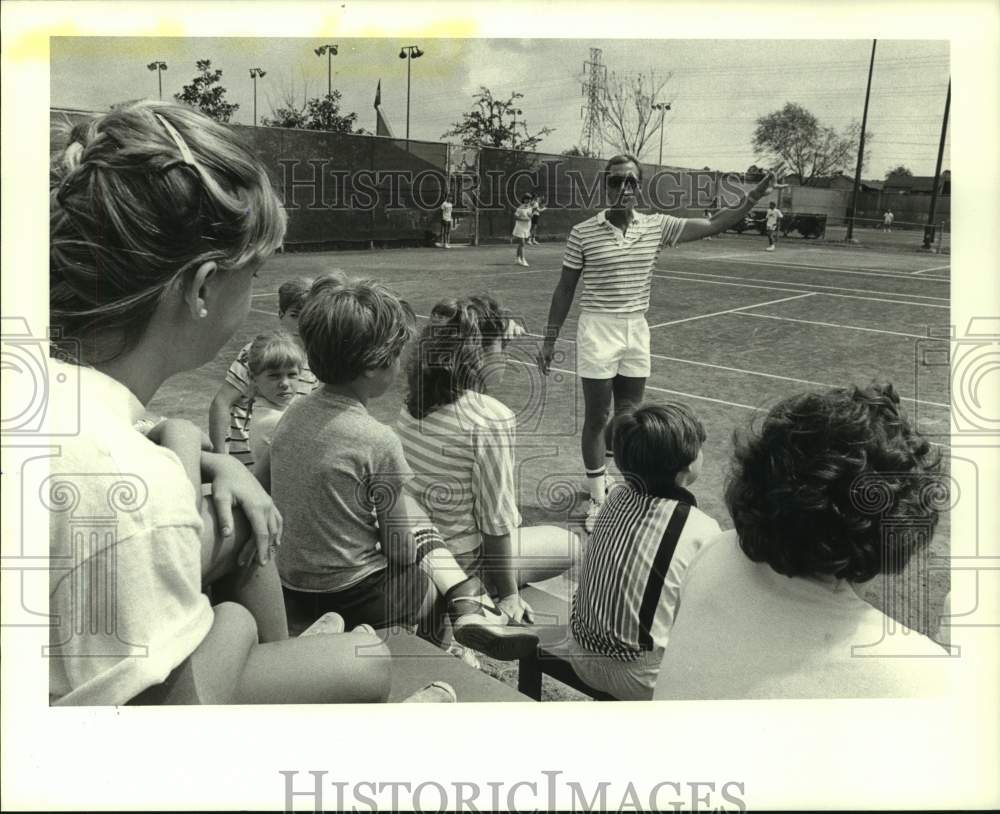 1986 Press Photo Jim Wright instructs ball boys at West Side Tennis Club- Historic Images