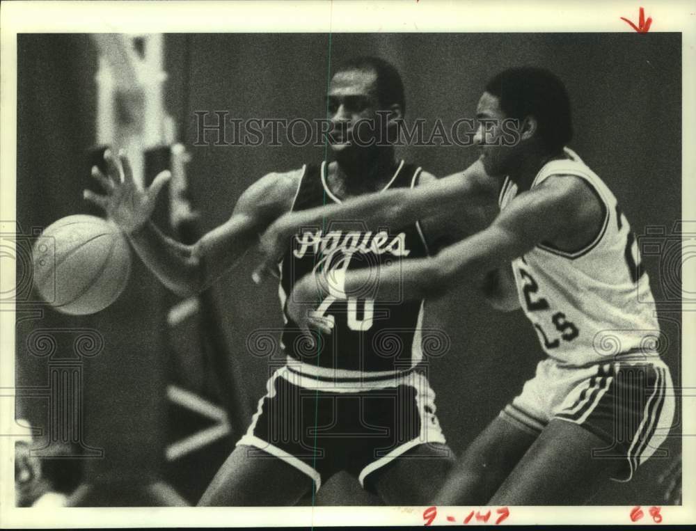 1983 Press Photo Rice and Texas A&amp;M play men&#39;s college basketball - hcs24418- Historic Images