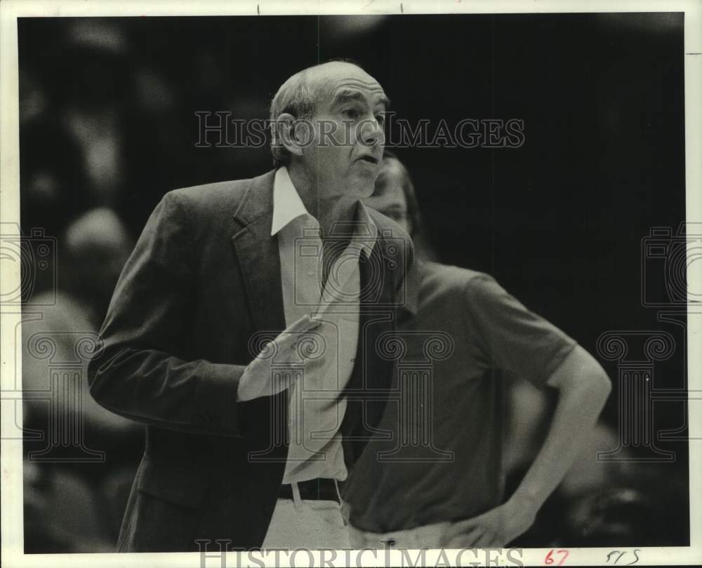 1982 Press Photo Portland Trail Blazers basketball Jack Ramsay in action- Historic Images