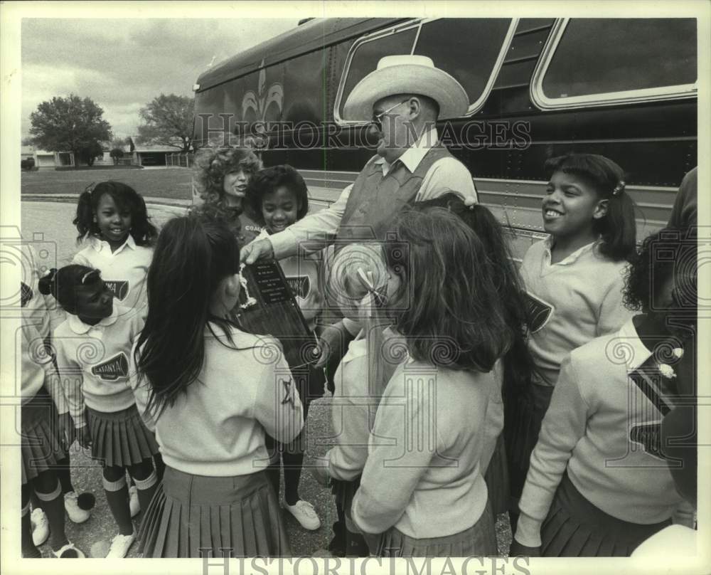 1985 Press Photo Football Bum Phillips with Pleasantville cheerleaders- Historic Images