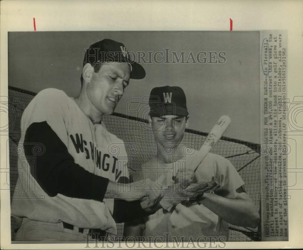 1962 Press Photo Washington outfielder Jim Piersall and outfielder Bob Johnson- Historic Images