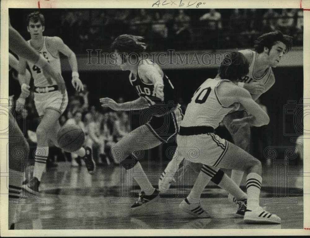 1972 Press Photo Rice University Owls basketball players surround Baylor&#39;s Tom- Historic Images