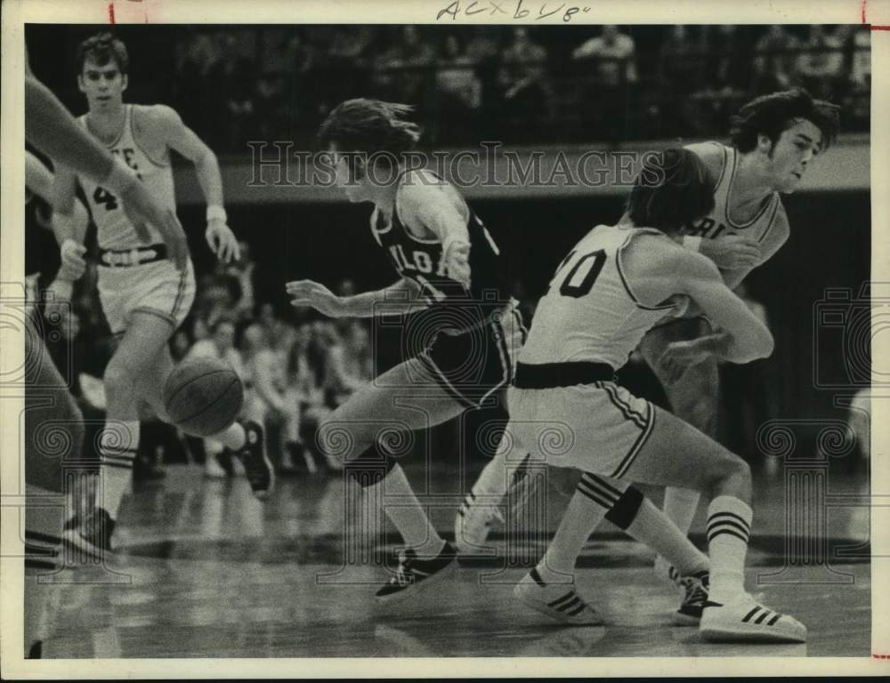 1972 Press Photo Rice University Owls basketball players surround Baylor's Tom- Historic Images