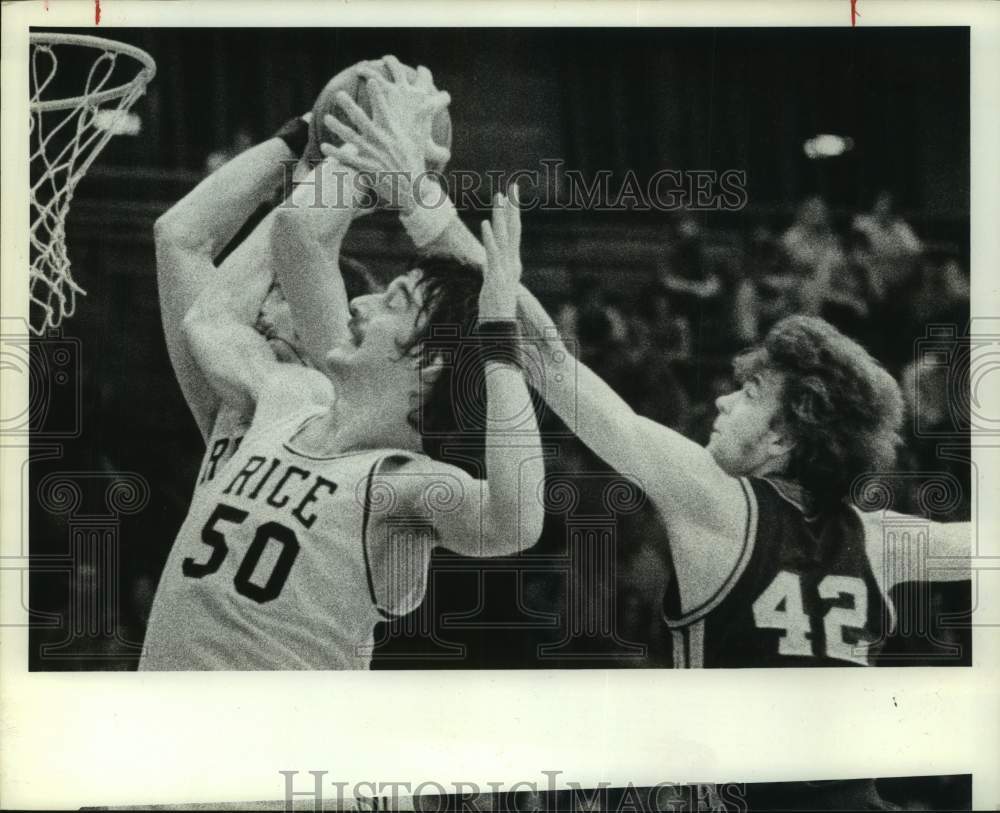 1974 Press Photo Rice University Owls basketball players battle for rebound- Historic Images