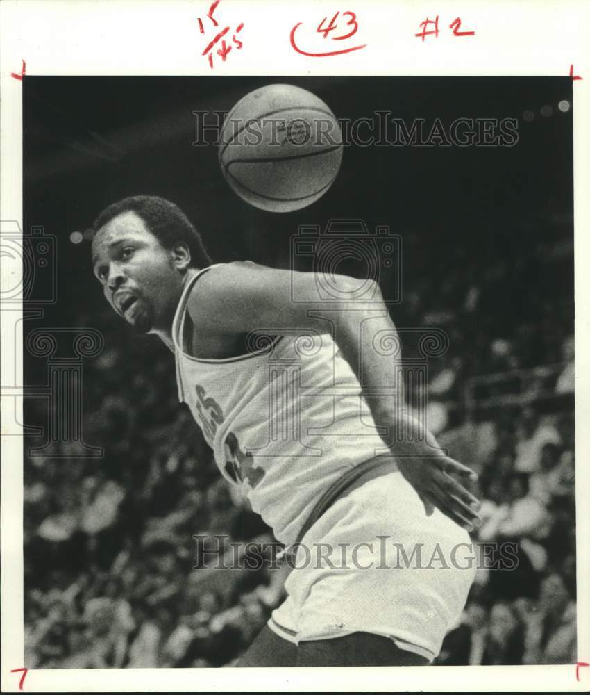 1983 Press Photo Houston Rockets basketball player Moses Malone in action- Historic Images