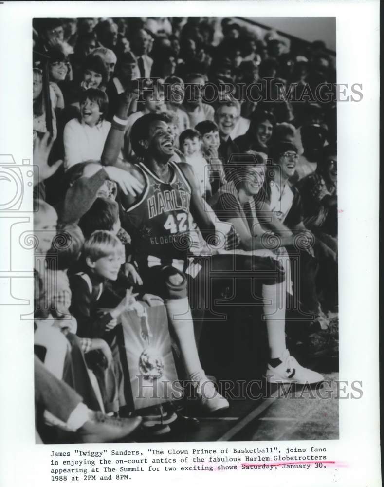 1988 Press Photo Harlem Globetrotters basketball player James Sanders with kids- Historic Images