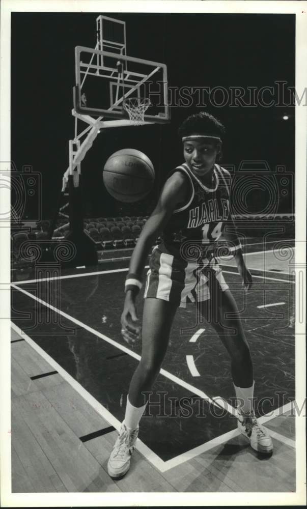 1987 Press Photo Harlem Globetrotters basketball player Jackie White practices- Historic Images