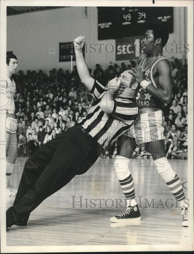 1971 Press Photo Harlem Globetrotters basketball player jokes with referee- Historic Images