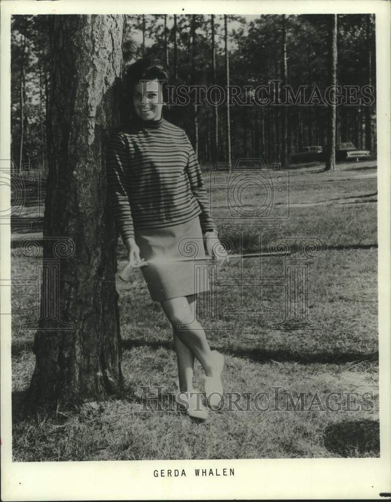 1970 Press Photo Golfer Gerda Whalen poses with club - hcs24697- Historic Images