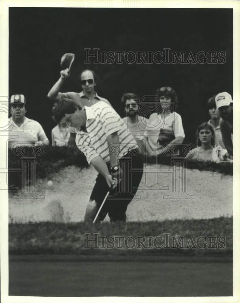 1984 Press Photo Golfer Bobby Wadkins hits out of a sand trap on the No. 6 hole- Historic Images