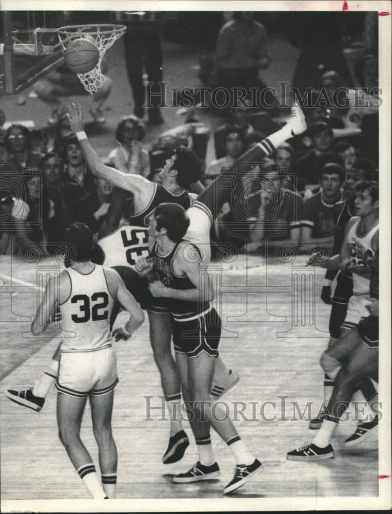 1971 Press Photo UCLA Bruins&#39; Sidney Wicks goes airborne in shot attempt- Historic Images