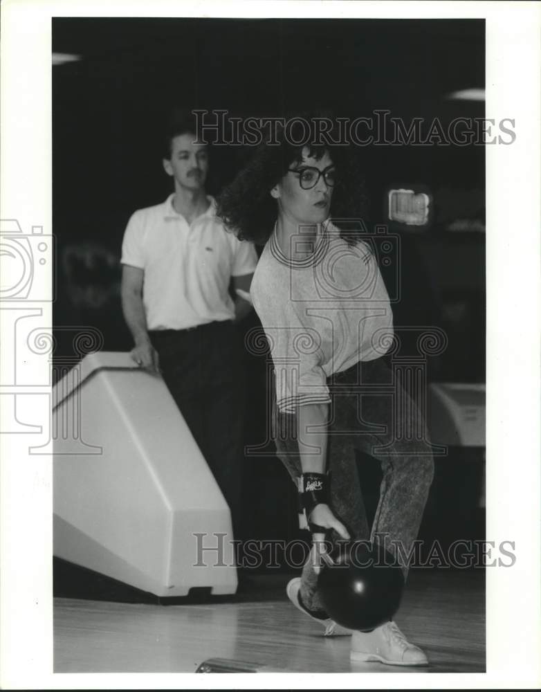 1990 Press Photo Jeff and Svenia Wagner in couples bowling - hcs24730- Historic Images