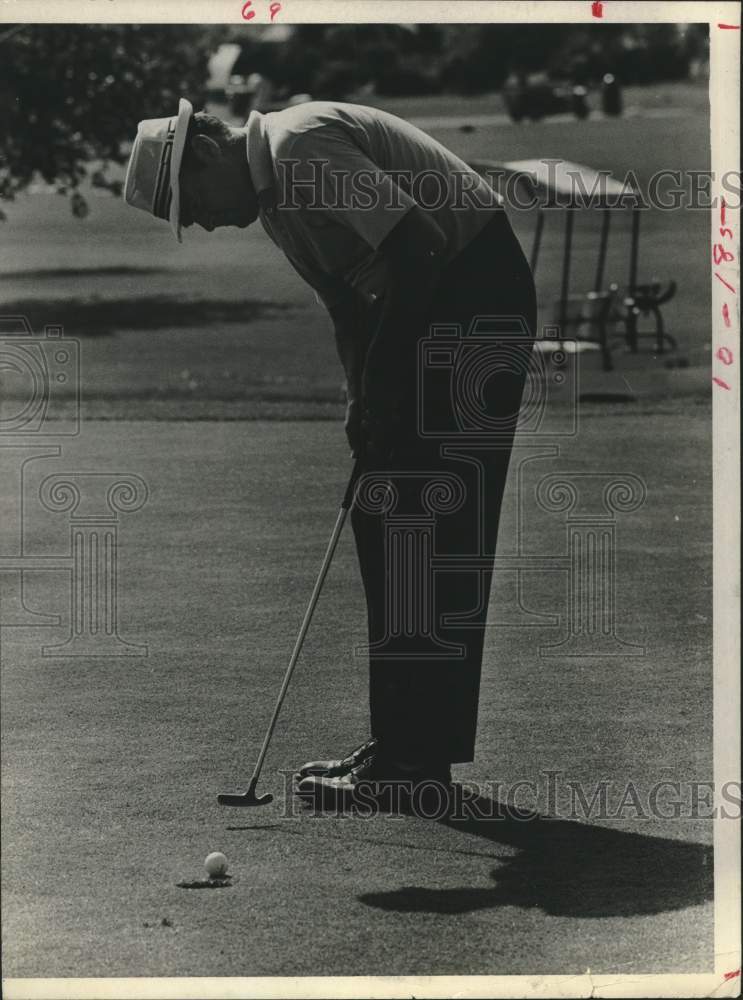 1968 Press Photo Golfer Buddy Weaver strokes a putt - hcs24758- Historic Images