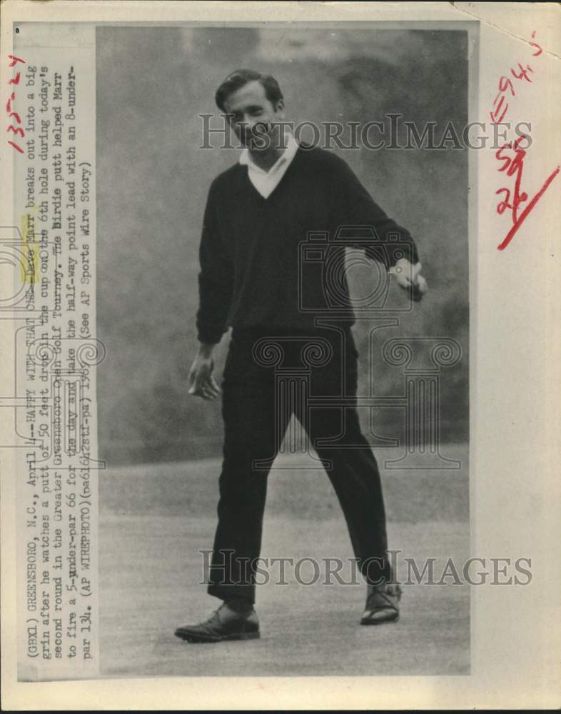 1969 Press Photo Dave Marr nails 50&#39; putt at Greater Greensboro golf tourney- Historic Images