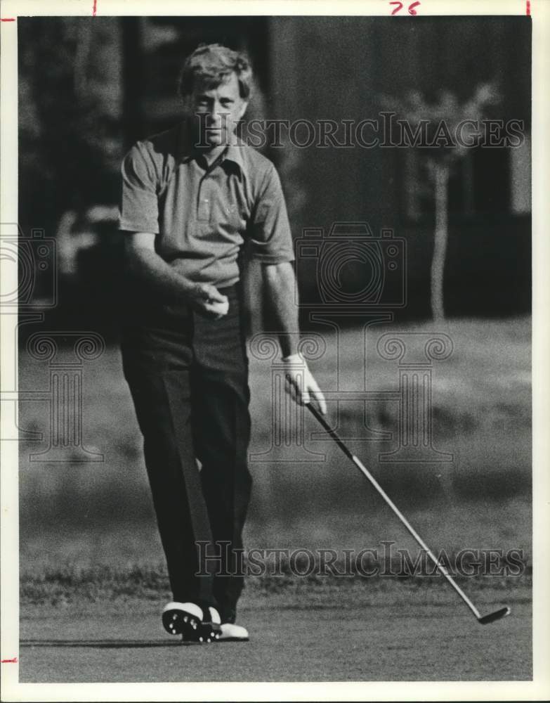 1977 Press Photo Golfer Dave Marr of Houston picks up the ball at hole 18- Historic Images