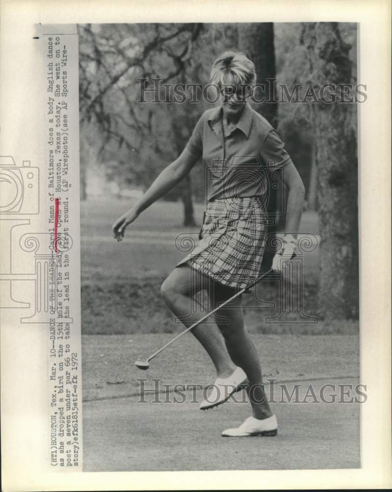 1972 Press Photo Golfer Carol Mann celebrates after making putt in Houston match- Historic Images