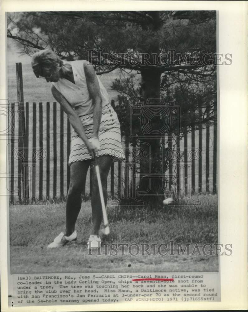 1971 Press Photo Golfer Carol Mann chips from under a tree in a Baltimore match- Historic Images