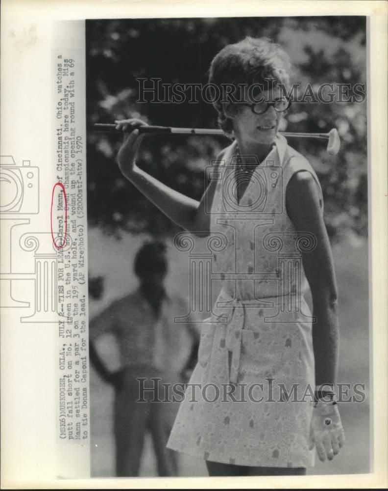 1970 Press Photo Golfer Carol Mann holds her putter up as she watches the ball- Historic Images