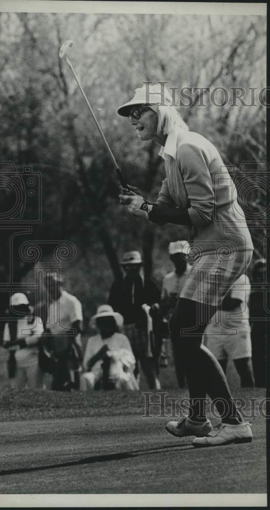 1974 Press Photo Golfer Carol Mann reacts to her putt on the green in a match- Historic Images