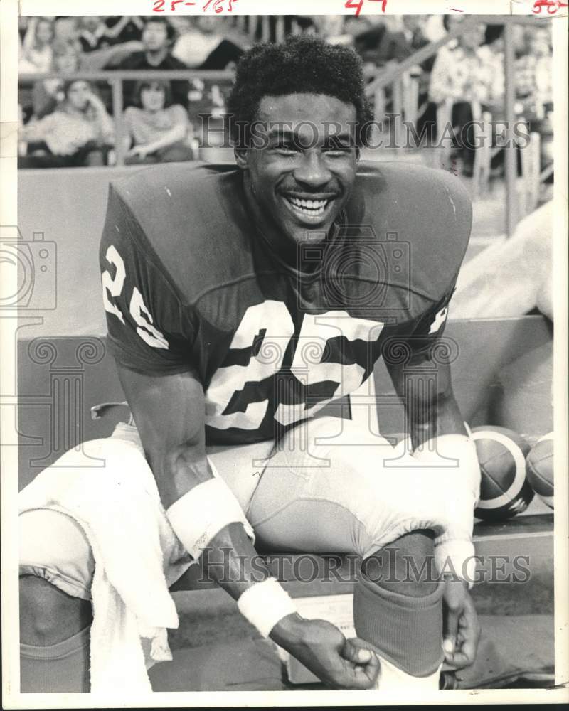 1973 Press Photo Football player Wayne Morris adjusts a sock - hcs24829- Historic Images