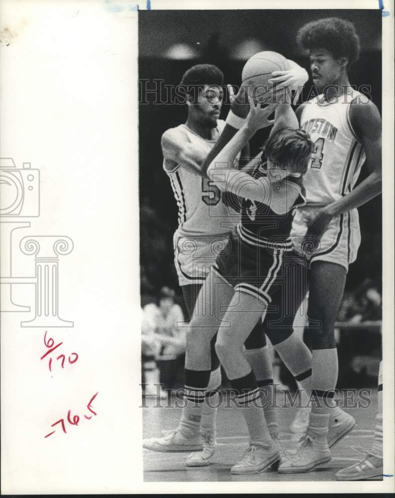 1975 Press Photo Jon Morris and Steve Newsome play college basketball- Historic Images