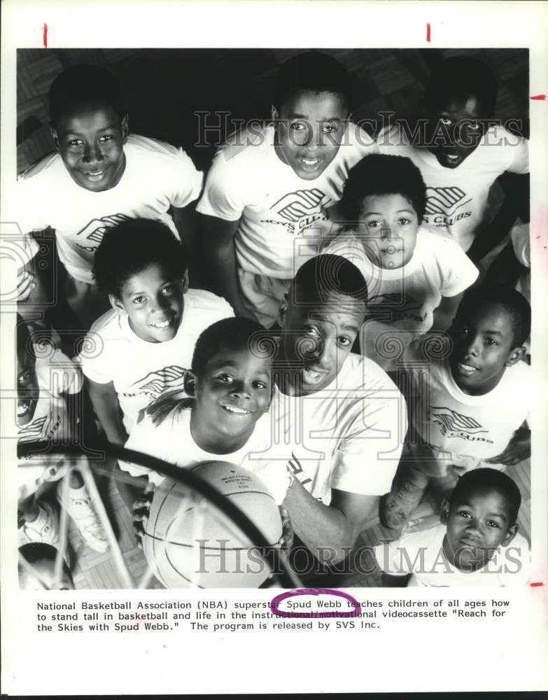 1990 Press Photo NBA basketball player Spud Webb and children - hcs24886- Historic Images