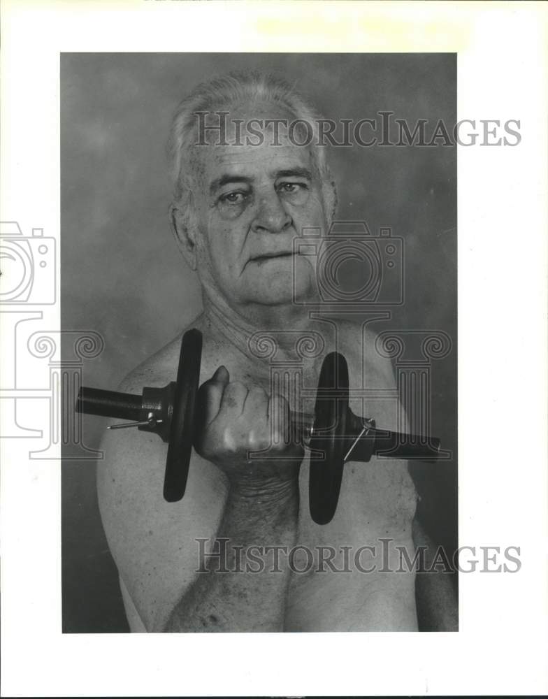 1990 Press Photo Weightlifter Dan Shults, 70, of Bellaire with barbell- Historic Images