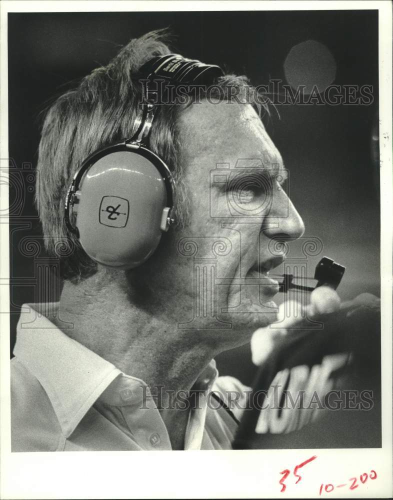1985 Press Photo TCU football Jim Wacker gives a player instructions- Historic Images