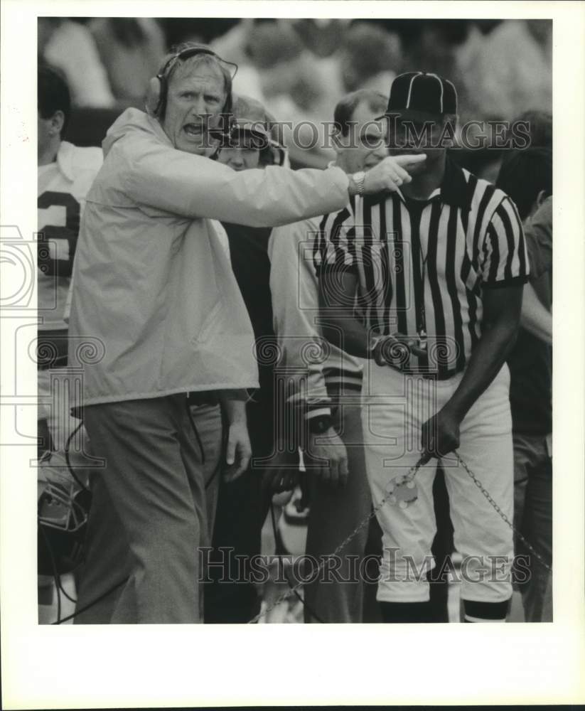 1986 Press Photo TCU football coach Jim Wacker argues with ref at loss to A&amp;M- Historic Images