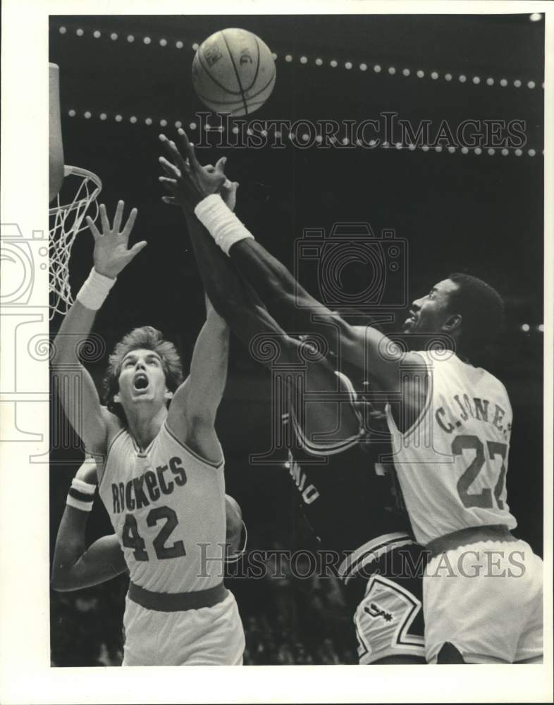 1983 Press Photo Houston Rockets basketball player Wally Walker grabs for ball- Historic Images