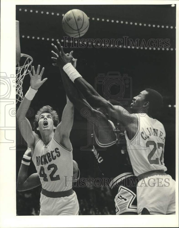 1983 Press Photo Houston Rockets basketball player Wally Walker grabs ...